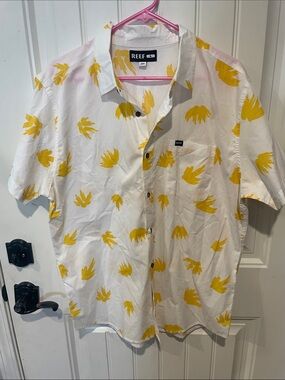 Reef Men's White Short-Sleeve Button-Down Shirt with Yellow Print